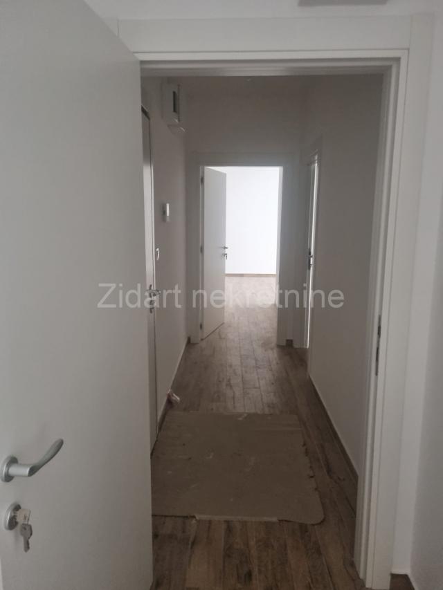 Prespanska, lux stan 72m2+ 30 m2 terase