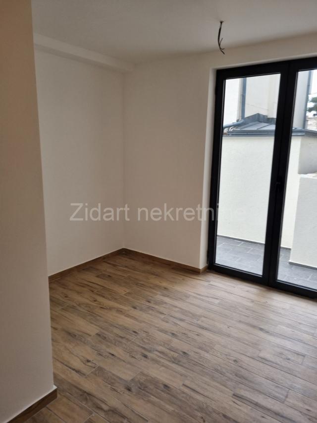 Prespanska, lux stan 72m2+ 30 m2 terase