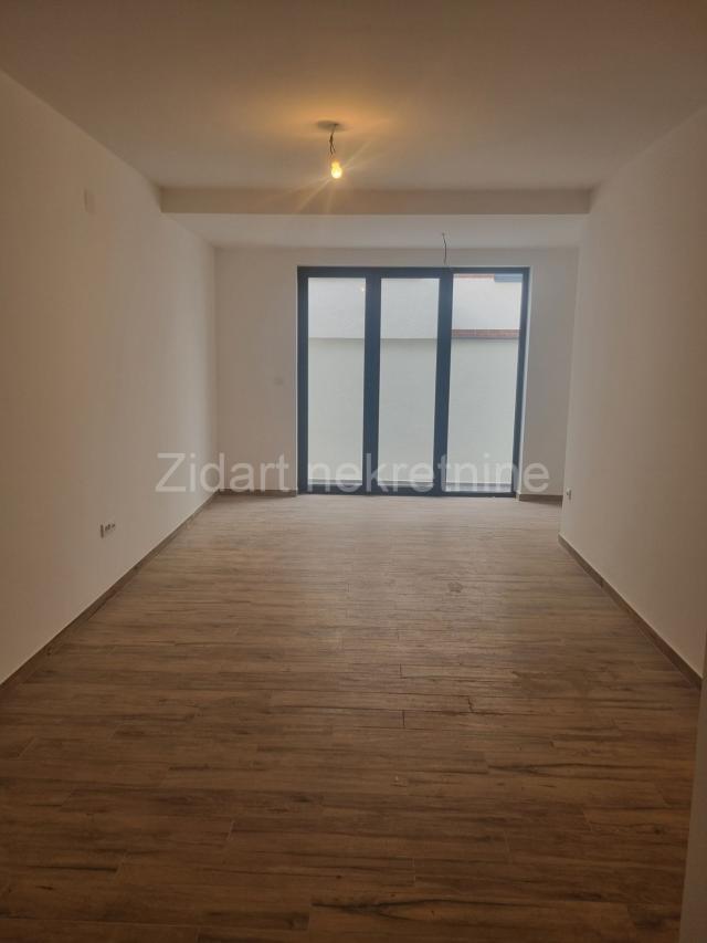 Prespanska, lux stan 72m2+ 30 m2 terase