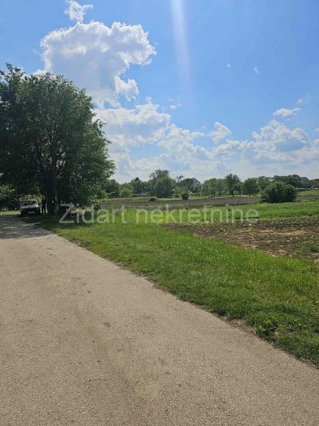 Ugrinovci, centar, parcela 2412m2