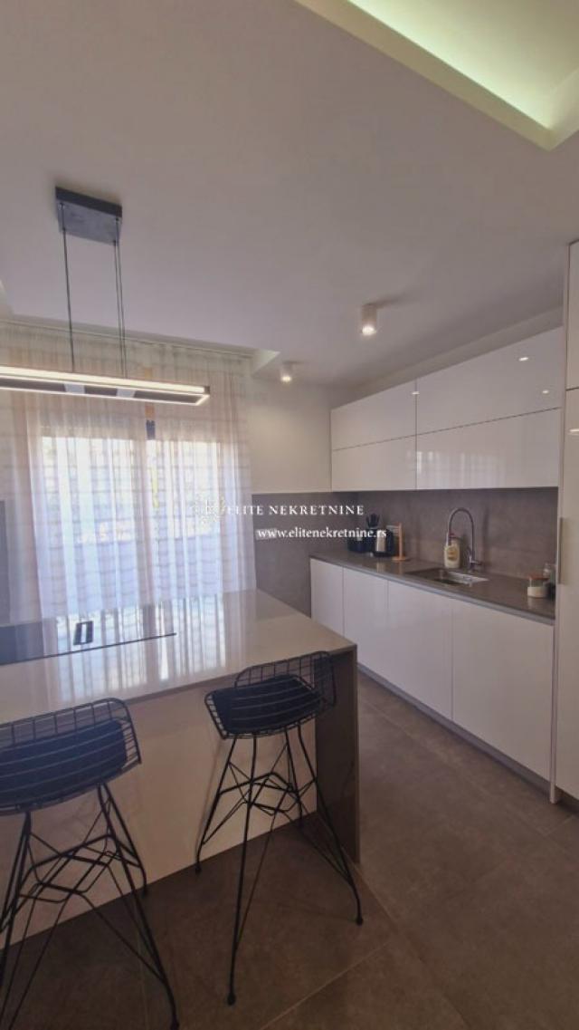 Izdavanje / Nov penthouse sa terasom od 85m2 na Vracaru. 