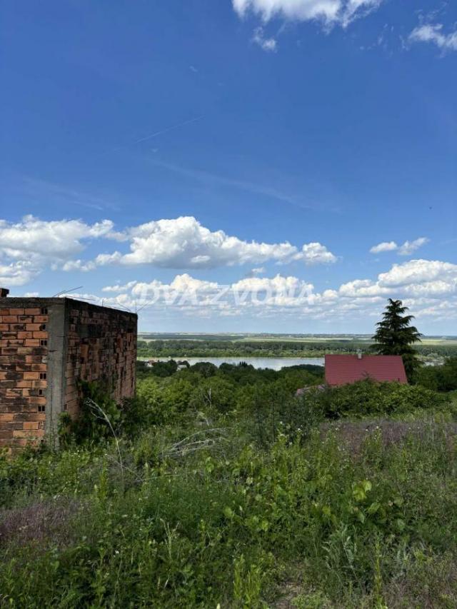 RETKO U PONUDI! PLAC SA POGLEDOM NA DUNAV! NOVI SLANKAMEN!