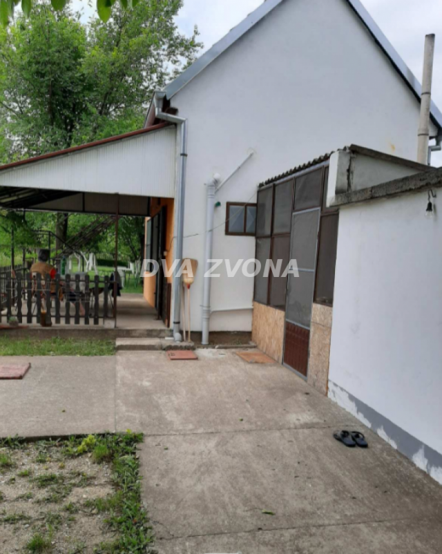 BEŠKA,  TROSOBNA VIKENDICA NA PLACU OD 1000 M2 SA PRELEPIM POGLEDOM NA DUNAV!!!