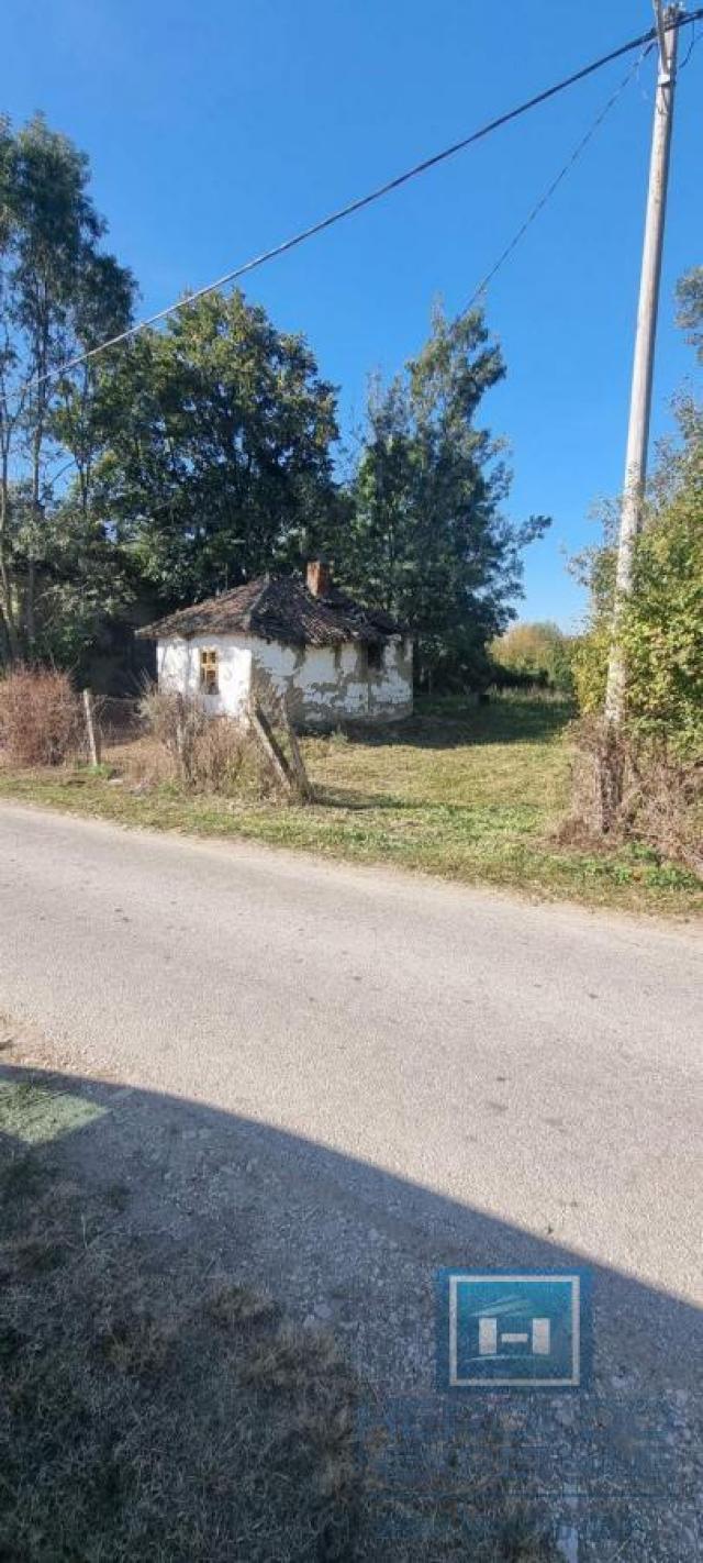 Plac u centru Starog Laništa sa starom seoskom kućom za rušenje i priključkom za struju