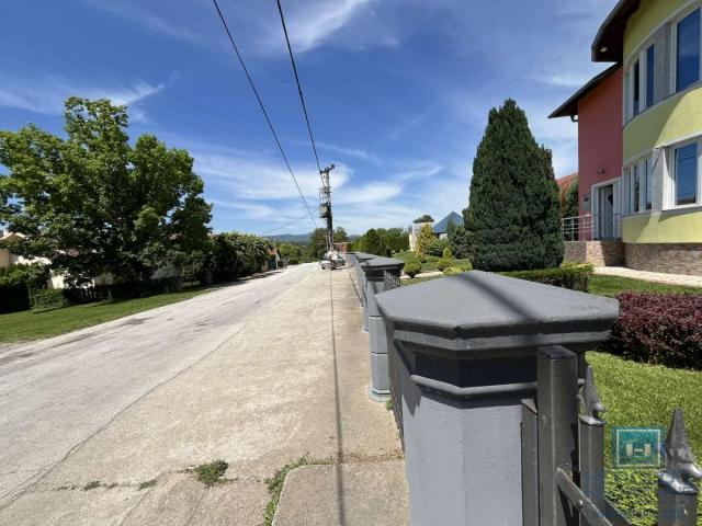 Luksuzna vila sa bazenom i prelepim placem