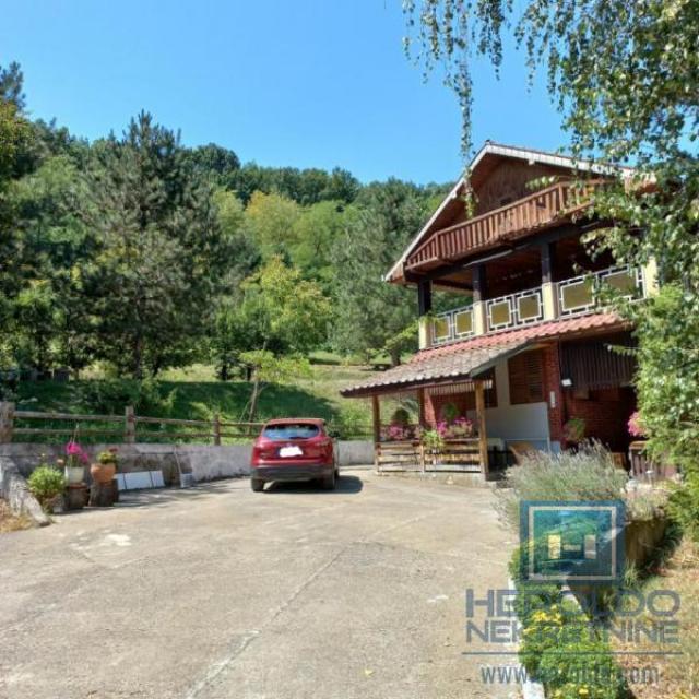 A large property in a beautiful natural setting, with a quality oak forest spread over an area of ​​