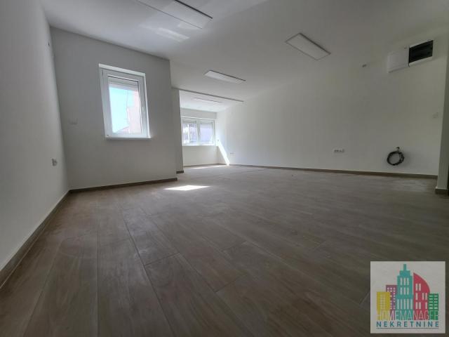 Prodaja, Poslovni prostor, 90m2 , Centar