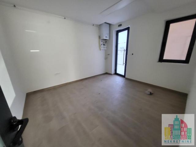 Prodaja, Poslovni prostor, 90m2 , Centar