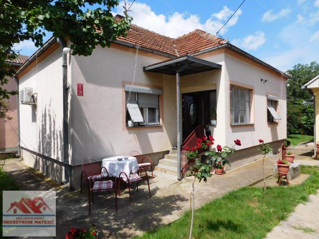 KUĆA GROŠNICA 180M2+9 ARI PLACA –85. 000 E