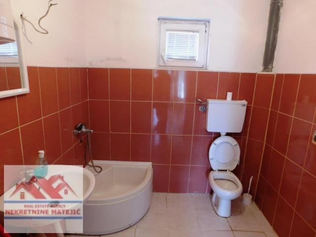 KUĆA, 270 M2 PETROVAC + 6 ARI PLACA, CENA – 120. 000 E