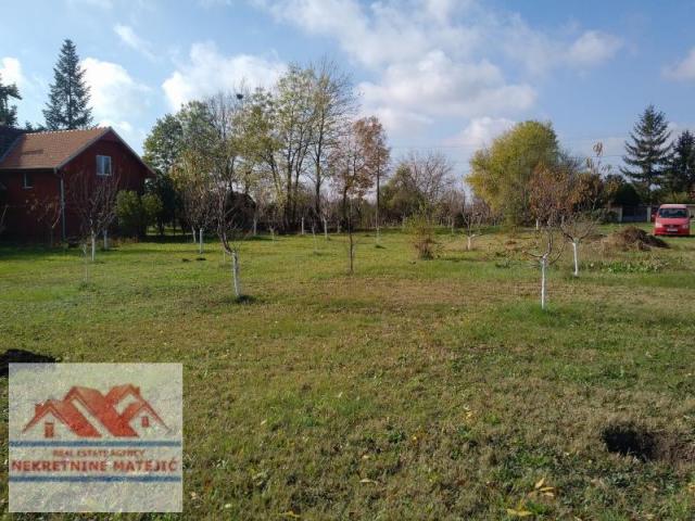 VIKEND-KUĆA 40M2+31 ARI PLACA, STRUJA VODA, OGRAĐENO, CVETOJEVAC–28. 900 E