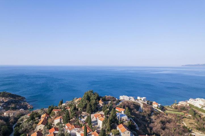 Urbanizovana parcela sa panoramskim pogledom u selu. Rijeka Reževići