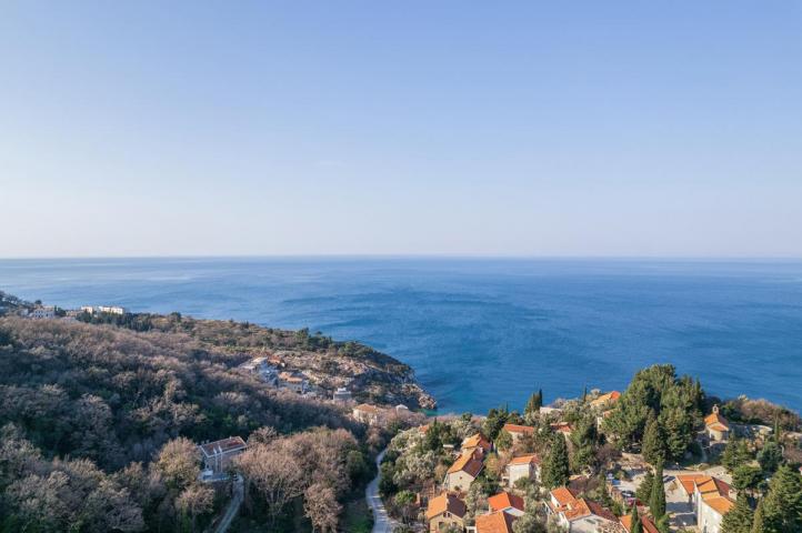 Urbanizovana parcela sa panoramskim pogledom u selu. Rijeka Reževići