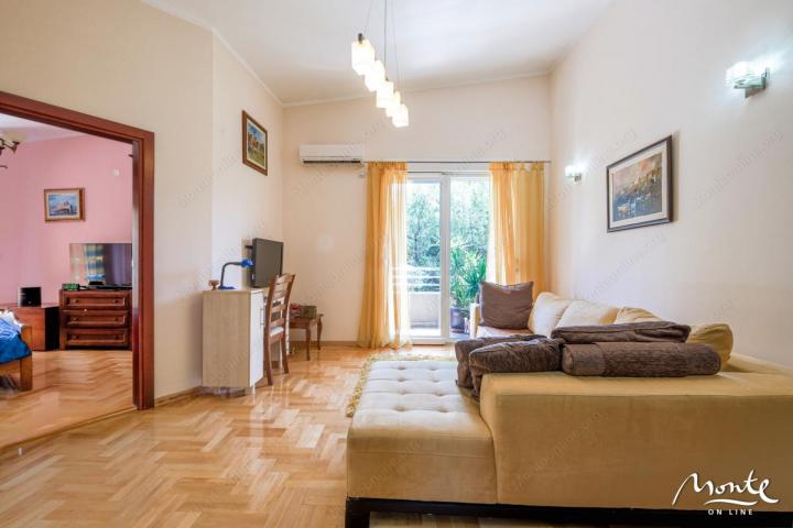 Penthouse sa 2 spavaće sobe na 1. liniji mora u blizini Porto Novog, Kumbor