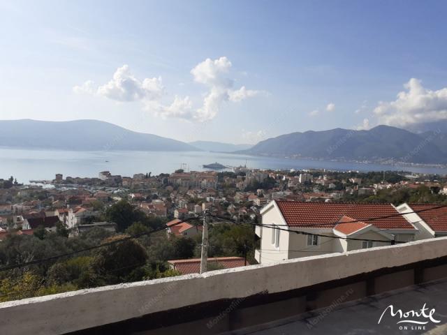 Nova, troetažna kuća sa panoramskim pogledom na more