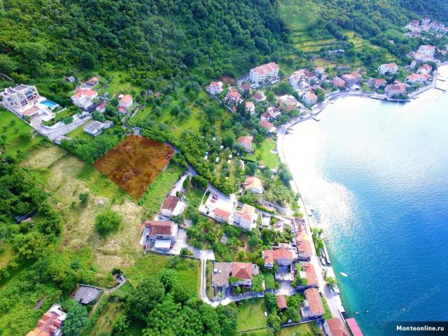 Urbanizovan plac u Kotoru sa panoramskim pogledom na ceo zaliv