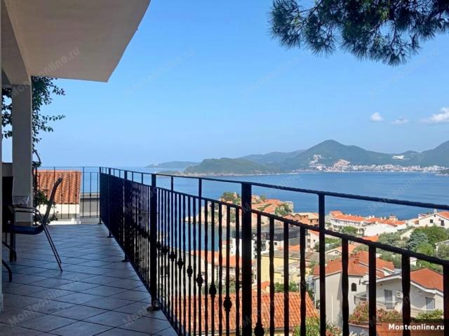 Dvoetažni stan sa 3 spavaće sobe i panoramskim pogledom na more i Sveti Stefan