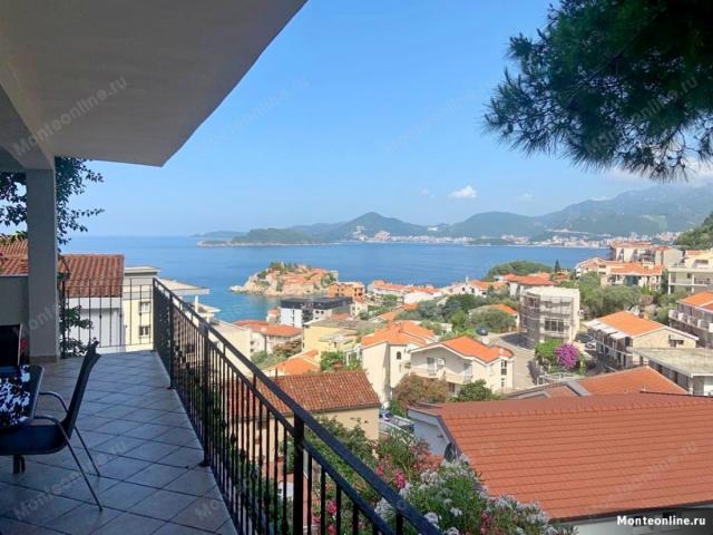 Dvoetažni stan sa 3 spavaće sobe i panoramskim pogledom na more i Sveti Stefan