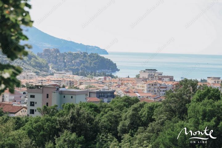 Kuća na tri sprata sa saunom i pogledom na planine i more, Budva