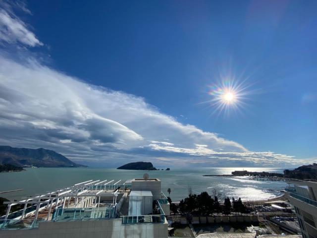 Svjetao i prostran dvosoban stan u Tre Canneu, Budva