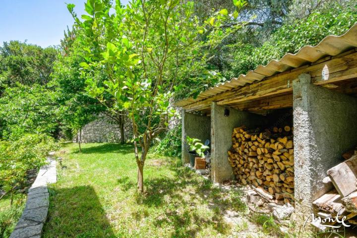 Dvoetažna, vrlo ugodna kuća sa čarobnim pogledom na more u selu Buljarica