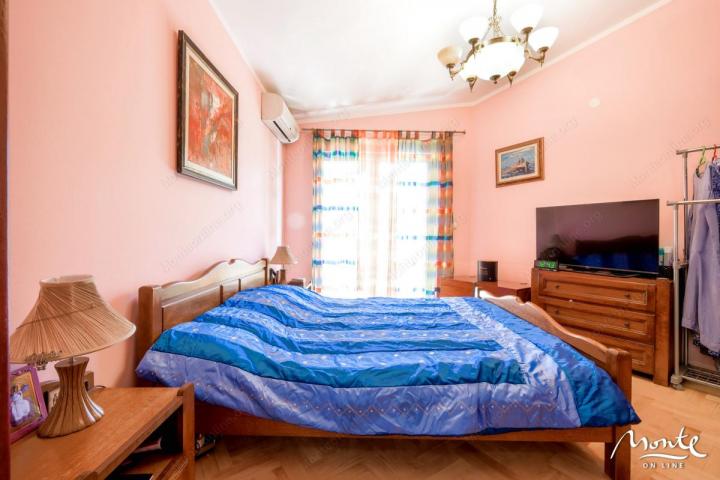 Penthouse sa 2 spavaće sobe na 1. liniji mora u blizini Porto Novog, Kumbor