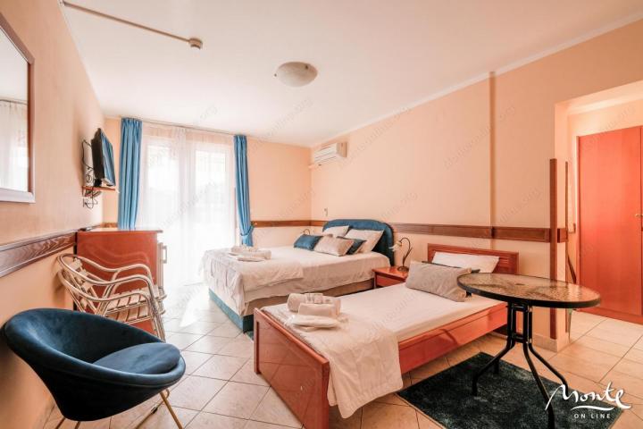 EKSKLUZIVNA PARCELA - RADNI HOTEL OD 3 ZGRADE U MIRNOM DIJELU BUDVE