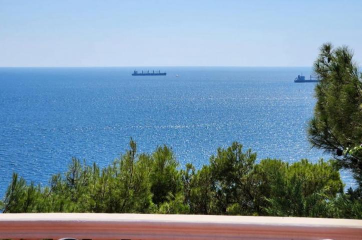 Prostrana kuća na 3 kata u mirnom dijelu Bara sa pogledom na more