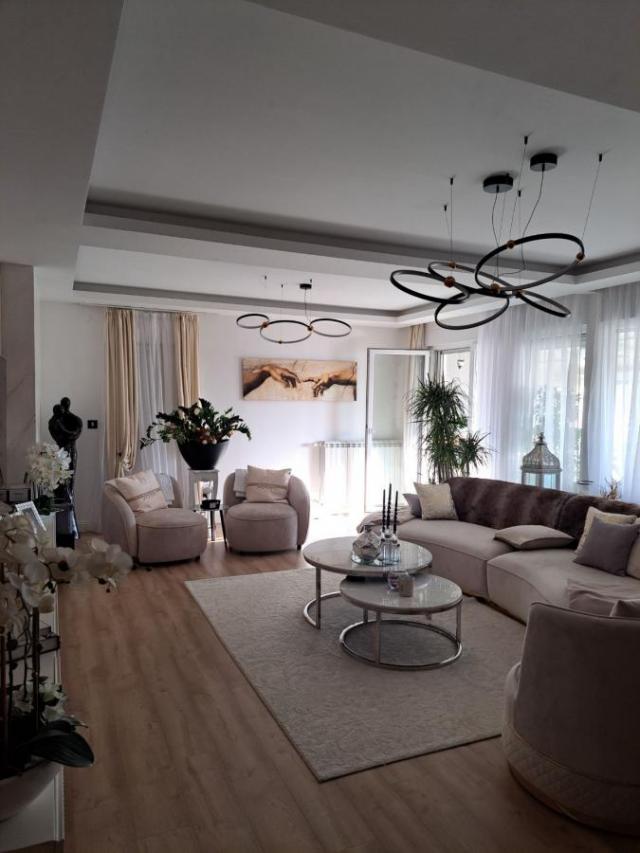 Lux kompletno renoviran i namešten Penthouse