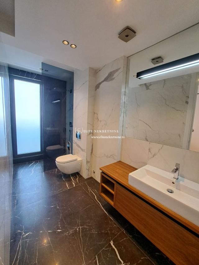 Izdavanje-Petosoban penthouse, 2 garazna mesta