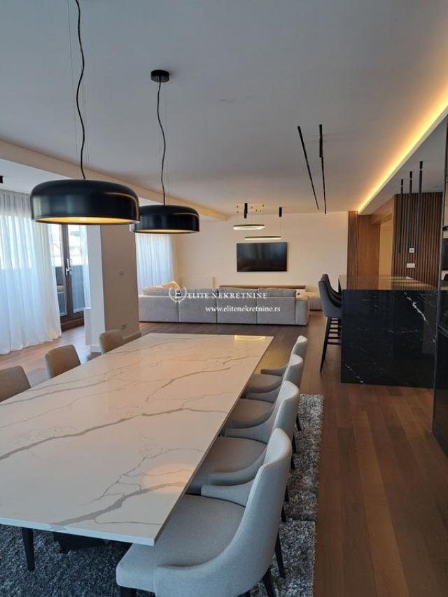 Izdavanje-Petosoban penthouse, 2 garazna mesta