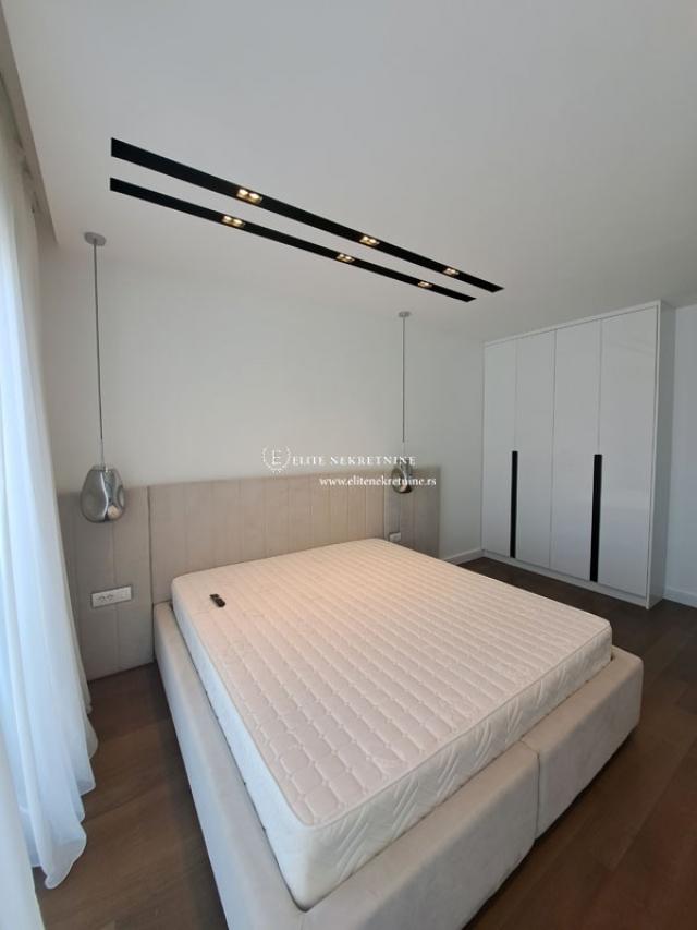 Izdavanje-Petosoban penthouse, 2 garazna mesta