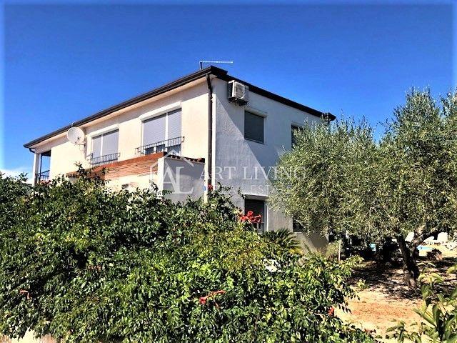 Umag - Umgebung, Apartment-Villa mit Swimmingpool in TOP-Lage 200 m vom Meer entfernt