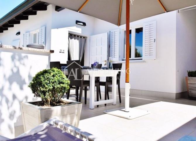 Novigrad - surroundings, luxury house in a TOP location 60 m from the sea with a sea view