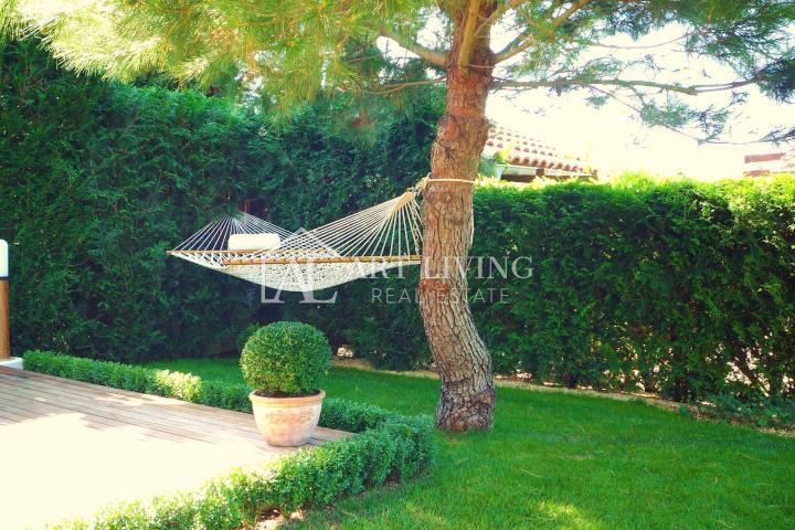 Novigrad - surroundings, luxury house in a TOP location 60 m from the sea with a sea view