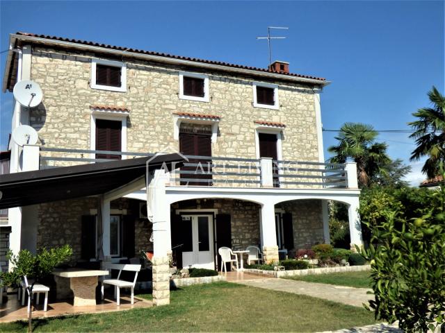 Umag, Geräumiges Steinhaus, 1. Reihe zum Meer