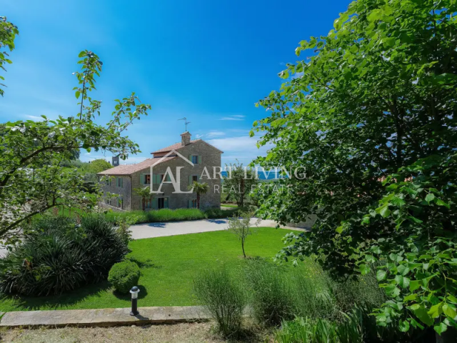 Buje-Umgebung, eine schöne Villa im istrischen Stil mit freiem Blick und einem Swimmingpool