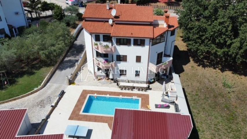 Pula - okolica, apartmanska kuća s bazenom 800 metara od mora