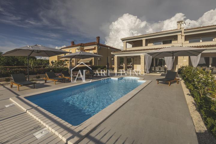 Umag-surroundings, luxurious semi-detached villa only 500 meters from the sea