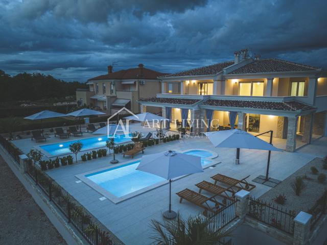 Umag-surroundings, luxurious semi-detached villa only 500 meters from the sea