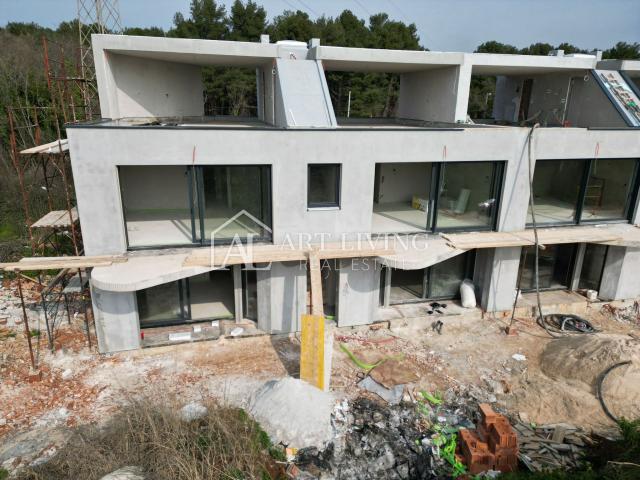 Istrien, Poreč, Umgebung – eine moderne Wohnung mit Dachterrasse in TOP-Lage