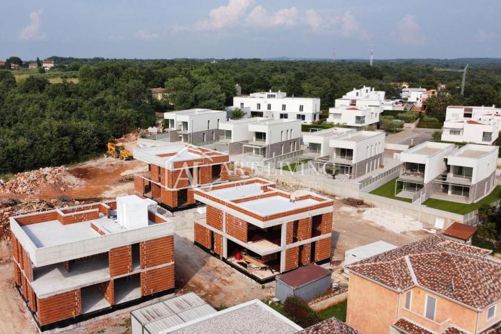 ISTRIEN, NOVIGRAD - UMGEBUNG - Luxuriöses Apartment mit großzügiger Dachterrasse, nur 300 m vom Meer