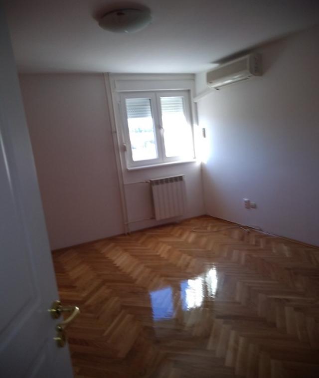 SAVSKI VENAC DEDINJE 130m2 , TERASA , 1000e