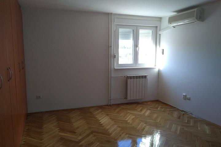 SAVSKI VENAC DEDINJE 130m2 , TERASA , 1000e