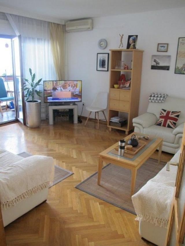 SAVSKI VENAC DEDINJE 90m2 , T , 1200e