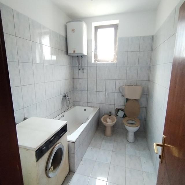 STARA PAZOVA NOVI BANOVCI 400m2 , 1600e