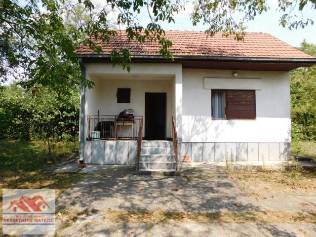 KUĆA 40M2 IZNAD JEZERA, 7 ARI PLACA, BUNAR, GARAŽA, —79. 900 E