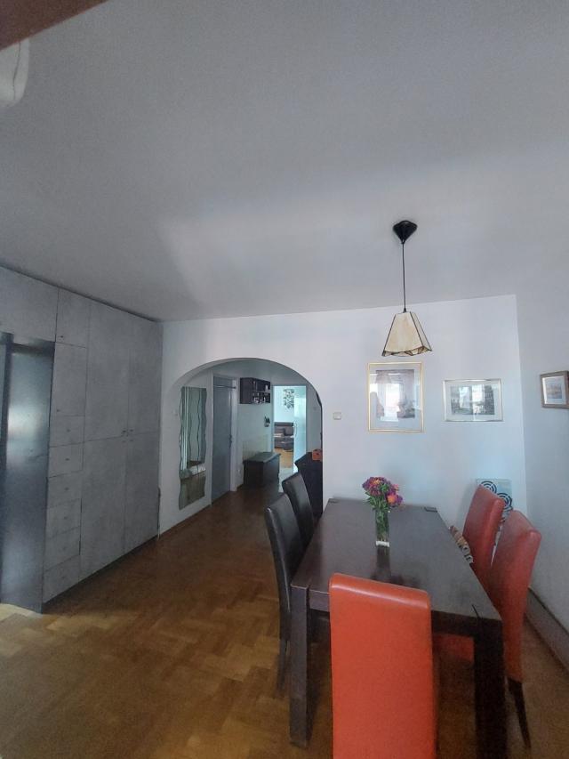 Prodajemo renoviran trosoban stan kod TC Zira, 84m2