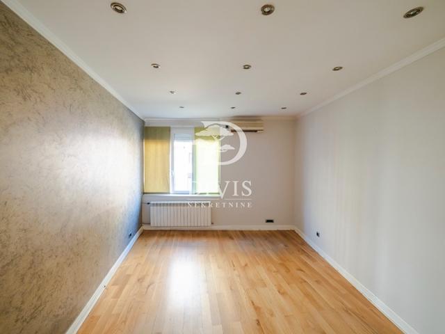 Renoviran lux stan kod Skupštine, trosoban, 82m2