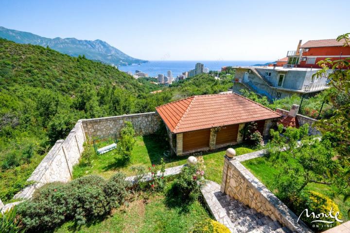 Elitna vila sa bazenom i panoramskim pogledom na selo. Becici